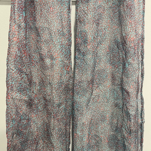 Lightweight patterned scarf - Picture 2 of 3